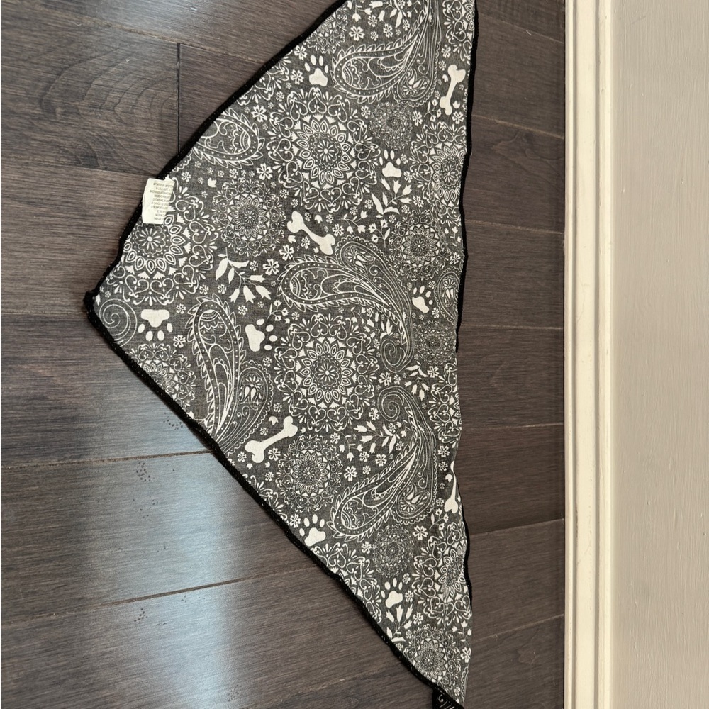 🎉HP🎊 Black and White Paisley Dog Pet Bandana for Medium/Large Dog - Picture 3 of 3